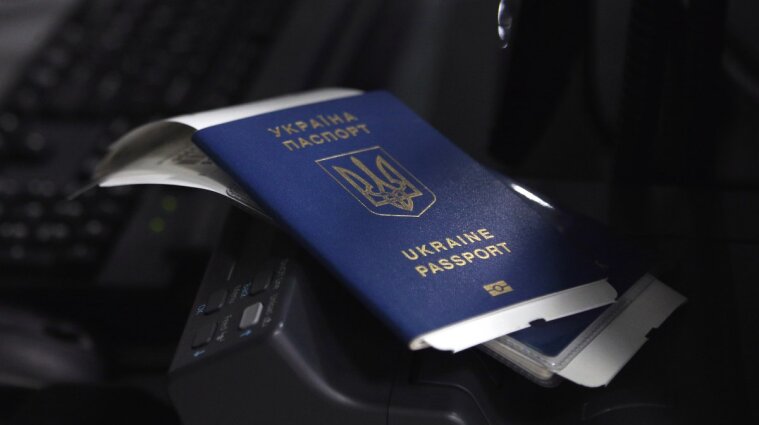 Український та закордонний паспорти можна буде отримати за кордоном
