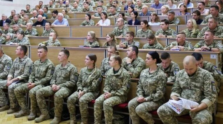 С 2025 года в украинских вузах введут базовую военную подготовку