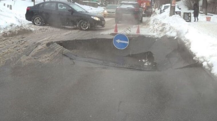 В Киеве провалилась часть дороги - фото