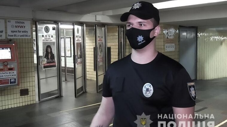 В Киеве полицейский реанимировал пассажира метро, у которого случился сердечный приступ