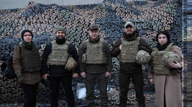 Бойовики на Донбасі обстріляли Новолуганське, де перебували нардепи, журналісти та глава МВС (відео)