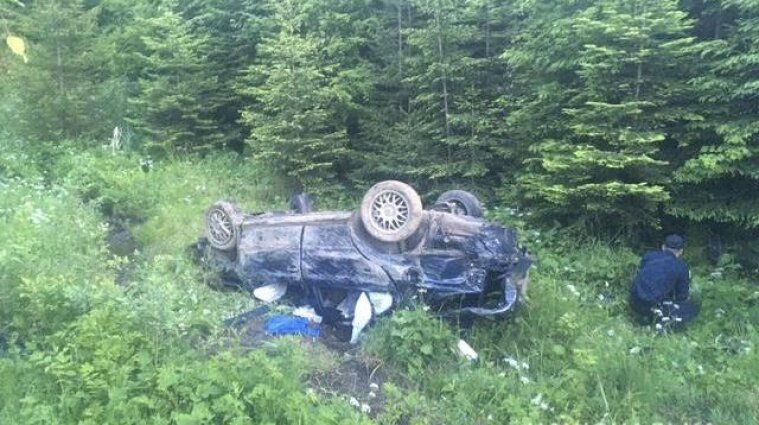 Смертельное ДТП на Закарпатье: водитель легковушки вылетел с дороги в семиметровый обрыв