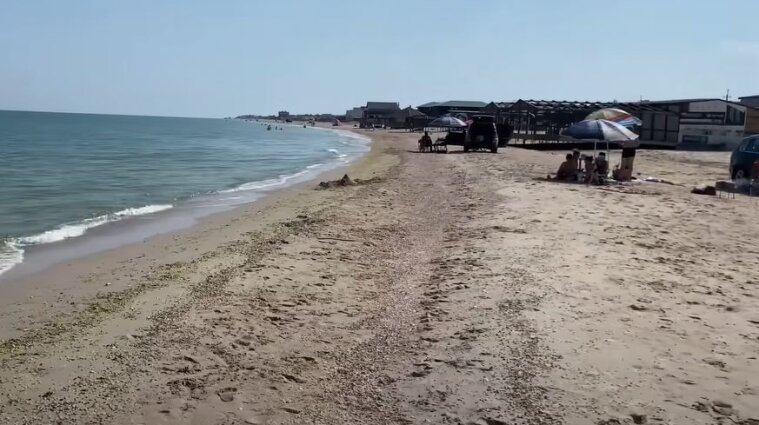 На пляжах оккупированной Кирилловки появились отдыхающие (фото, видео)