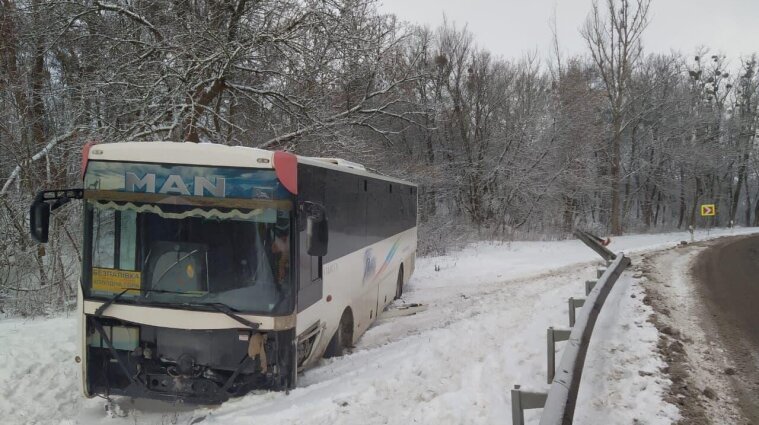 Рейсовый автобус с 25 пассажирами попал в аварию в Харьковской области - фото