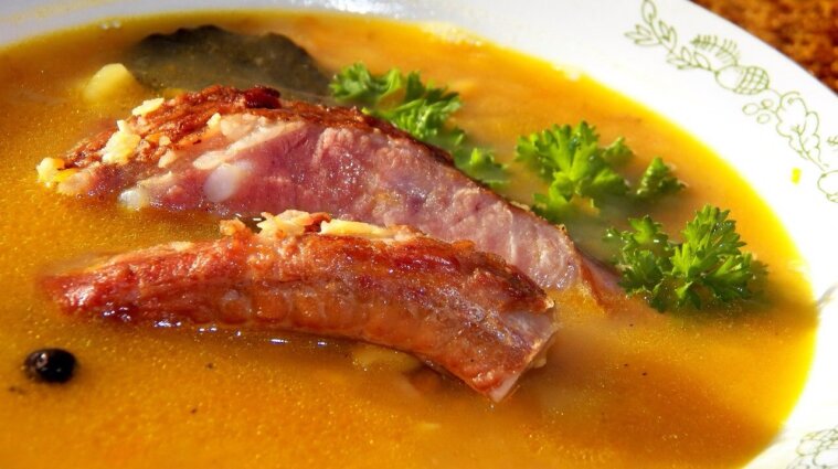 Рецепты сытного обеда: гороховый суп с ребрышками