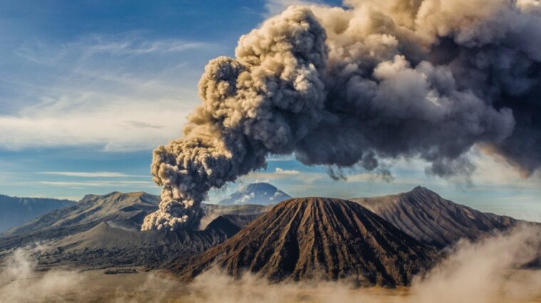Вулкан Эбеко проснулся на Курильских островах - видео