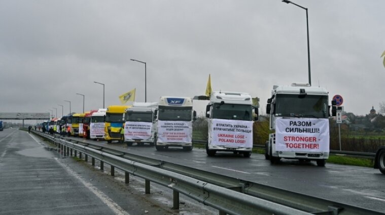 Сегодня украинские перевозчики начнут акцию протеста на трех КПП с Польшей