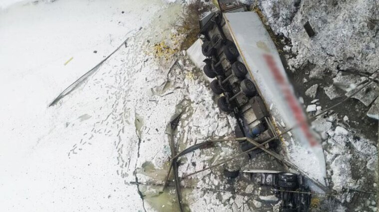 В Черниговской области грузовик пробил ограждение моста и упал в Десну