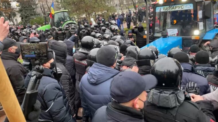 Фермери на тракторах штурмували парламент у Молдові