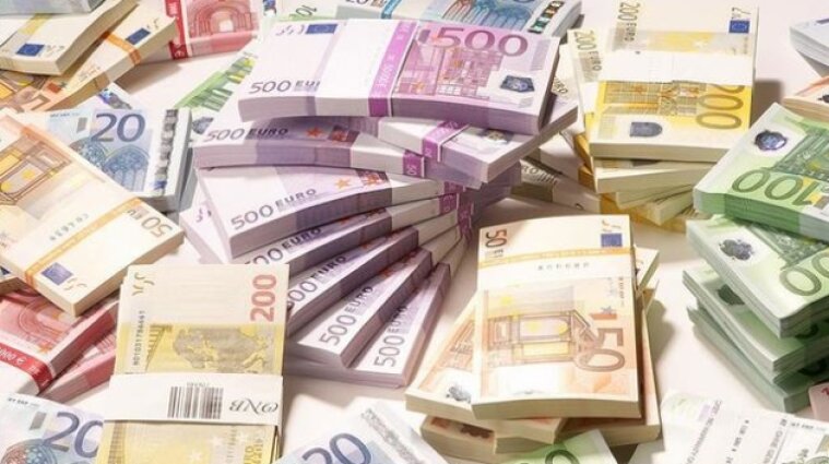 Киевский прокурор Владимир Винников украл более ста тысяч евро, которые до этого изъяли в качестве доказательства на одном из предприятий