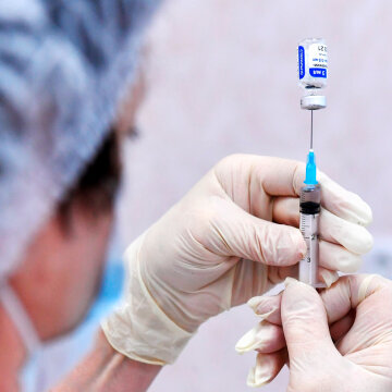 Генетическое оружие, чипирование и эксперимент: популярные "страшилки" о COVID-вакцинации
