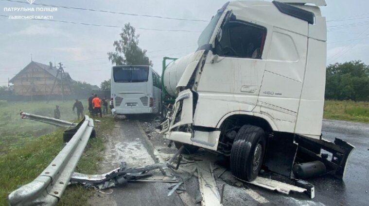 Автобус столкнулся с грузовиком во Львовской области: есть жертва