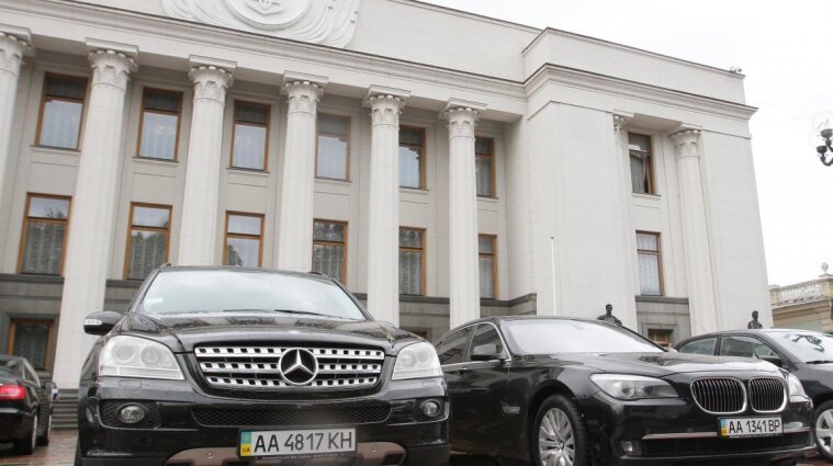 Українські нардепи під час війни продовжують купувати дорогі авто, проте не оформляють їх на себе (відео)