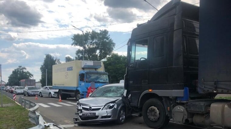 Подвійна ДТП на Київщині: водій Opel збив на смерть пішоходів, а потім врізався у фуру