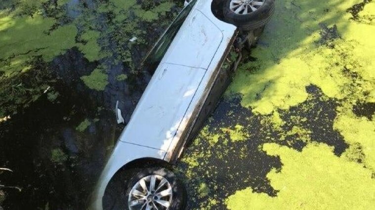 Автомобиль с телами двух людей вытащили из водоема в Черкасской области