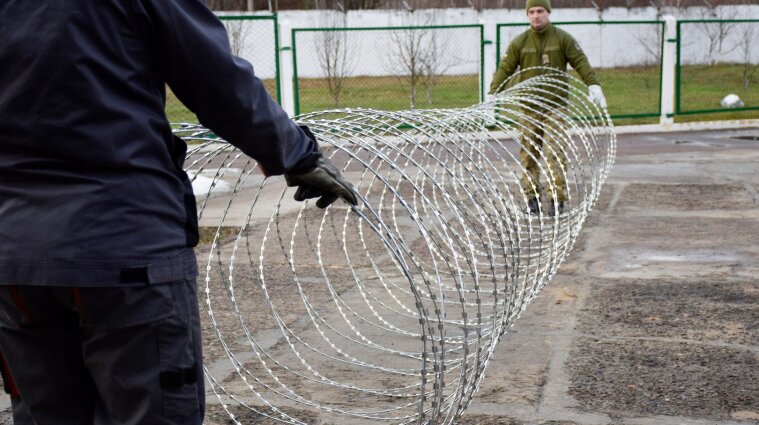 В Україні виготовили майже дві тисячі бухт колючого дроту, яким огороджуватимуть кордон з Білоруссю (фото, відео)