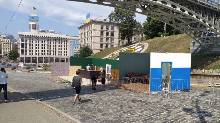 В центре Киева произошла драка из-за инсталляции ко Дню Независимости - фото, видео