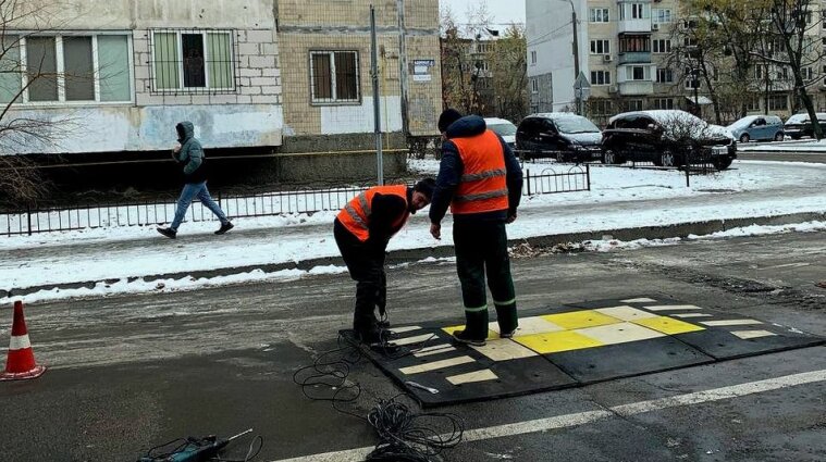 В Киеве появились новые "лежачие полицейские": что известно о берлинских подушках