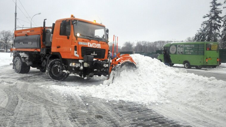 На дорогах очищують сніг майже 600 спецмашин