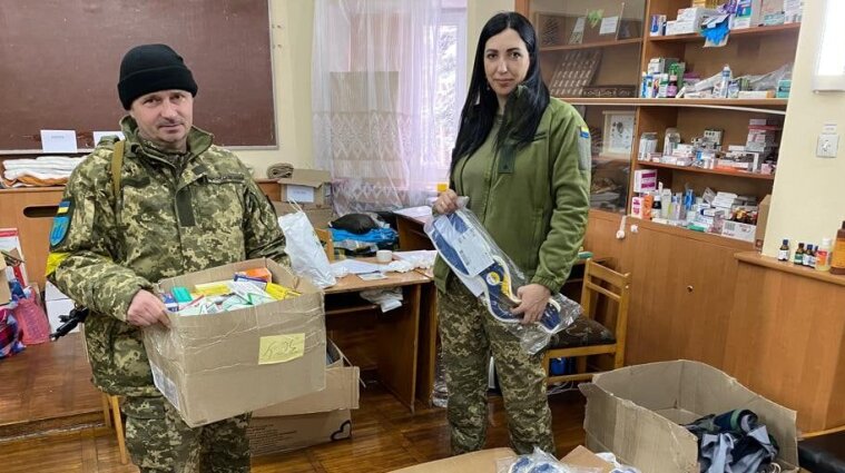 Добровольці "передової тилу": як працюють українські волонтери