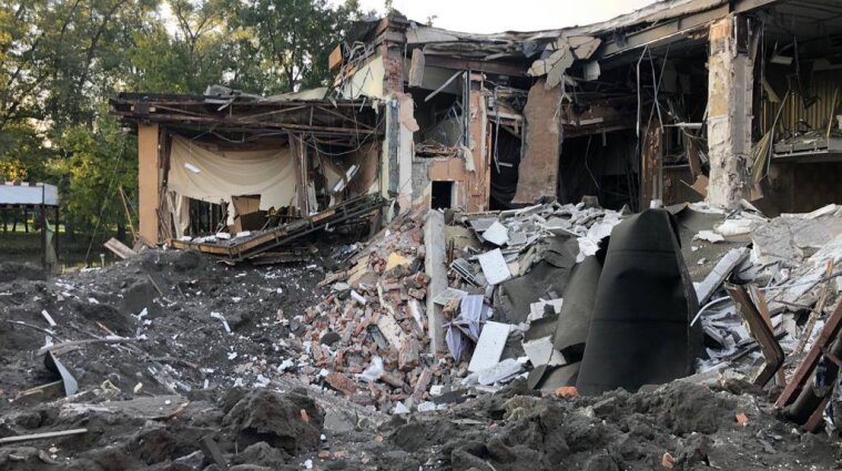 Рашисти атакували готель у Запоріжжі: під завалами опинилися люди