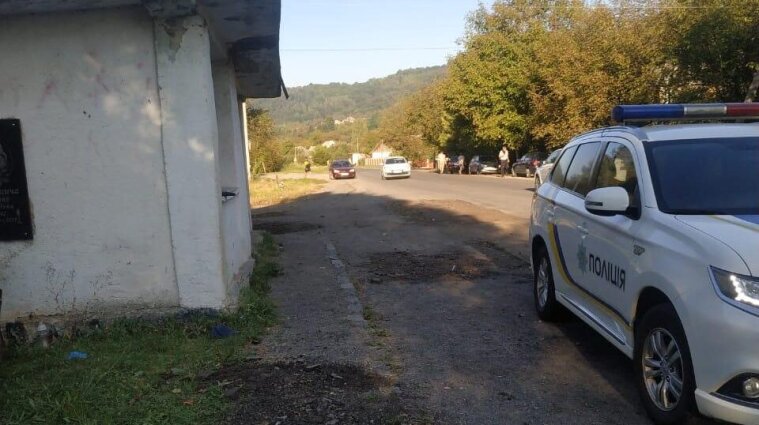 В селе Закарпатской области авто протаранило остановку: есть погибшие