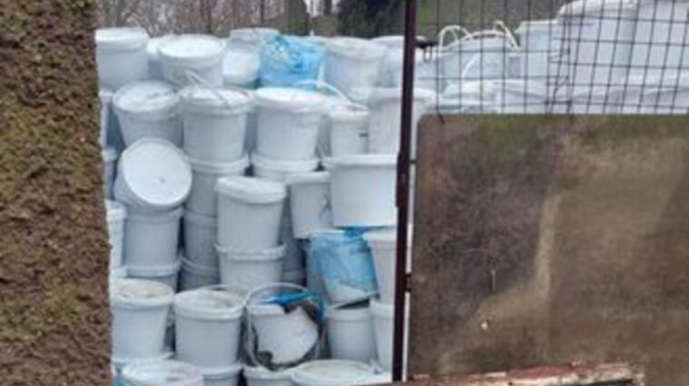 Опасные медицинские отходы хранили под открытым небом на Киевщине - фото