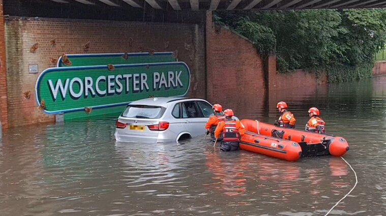 Лондон затопило после обильных ливней: под водой улицы и метро - видео