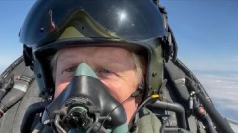 Борис Джонсон показал увлекательные кадры во время полета на истребителе Typhoon (видео)