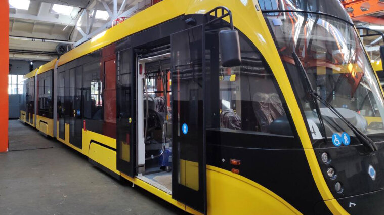 Будут перевозить по 260 пассажиров: Киев получил новые трехсекционные трамваи