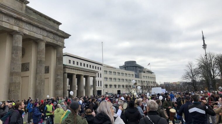 Протесты в Германии из-за карантина: задержаны около 200 человек