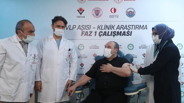 В Турции вакцину от коронавируса собственного производства испытали на министре