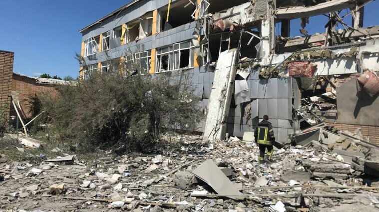 Окупанти обстріляли школу на Донеччині: є поранені (фото)