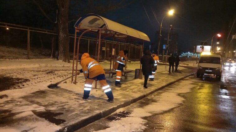 В Україні сніг розчищають майже 2 тисячі робітників