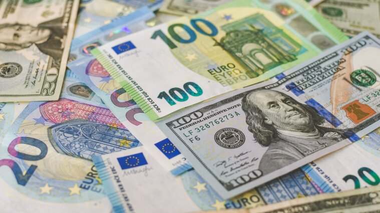 Приватбанк возобновил прием долларов и евро в терминалах