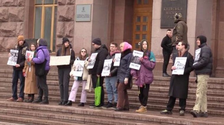 Одні воюють, інші - мітингують: псевдоактивіст Перов зібрав групу безробітних на незаконний пікет біля КМДА