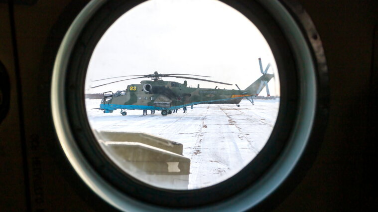 Украинцам обещают значительный заработок: достаточно угнать самолет или вертолет оккупантов