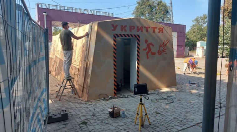 Первую остановку-укрытие смонтировали в Харькове - фото