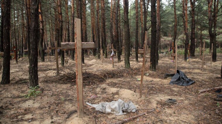На месте массового захоронения в Изюме нашли тела уже двоих детей - видео