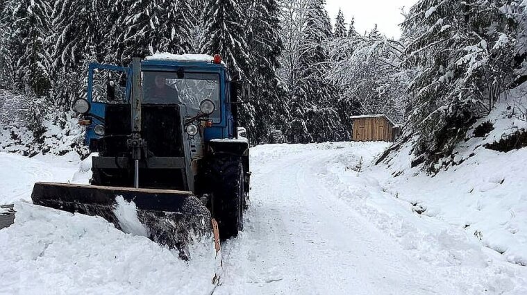Заблоковано рух на дорозі: на Івано-Франківщині стався сніговий зсув