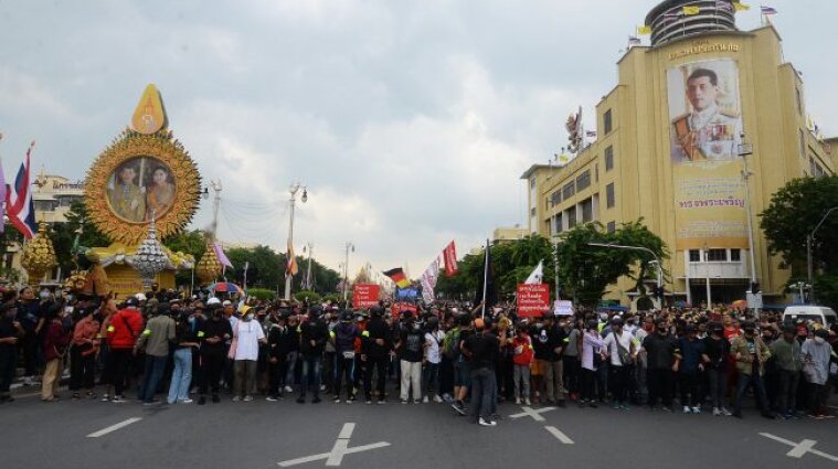Протесты в Таиланде: полиция применила водометы против участников