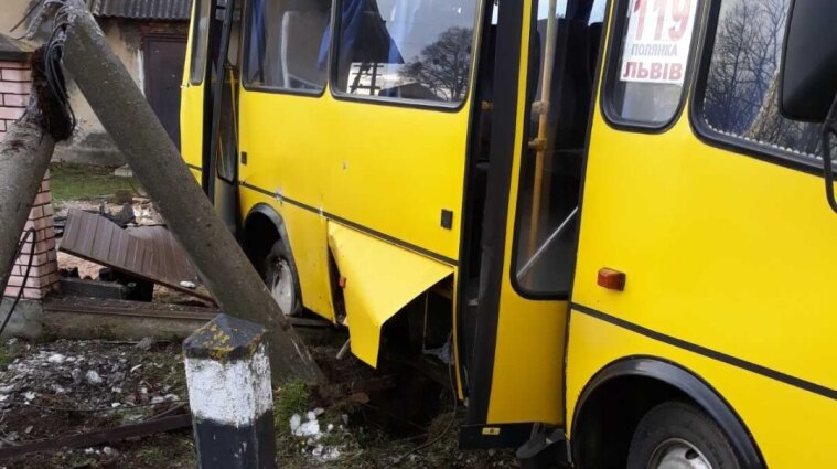 Во Львовской области столкнулись поезд и маршрутка: один человек погиб