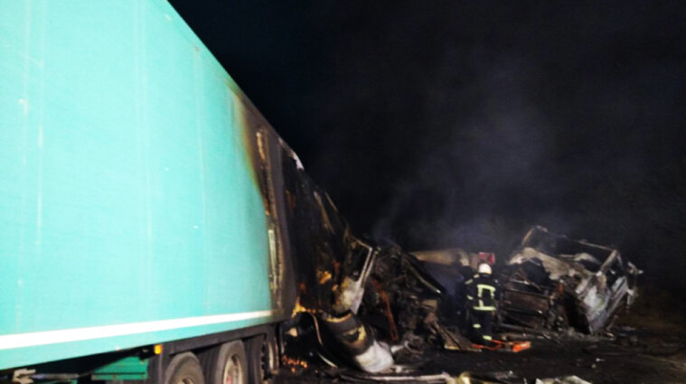У Миколаївській області зіткнулись та загорілись вантажівки, є жертви