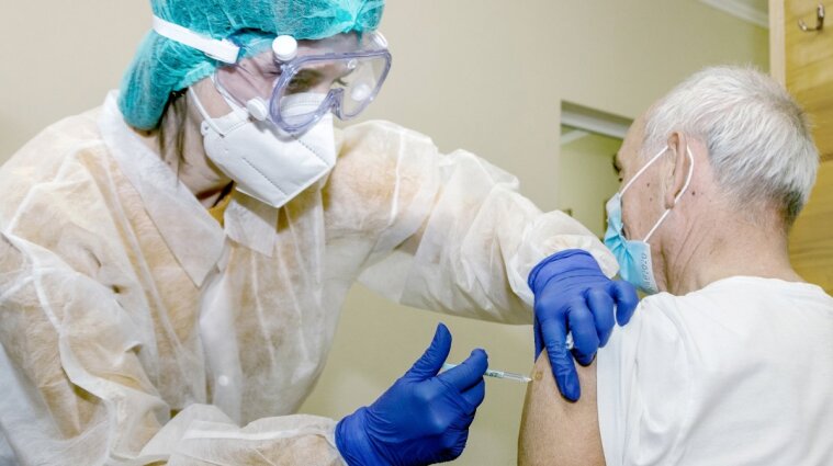 Майже половина дорослих українців отримали одну дозу вакцини проти коронавірусу