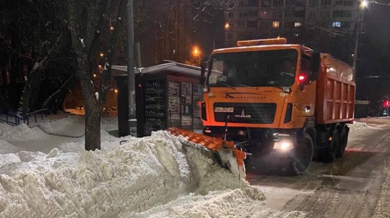 Более трех тысяч тонн снега вывезли из Киева за ночь - фото