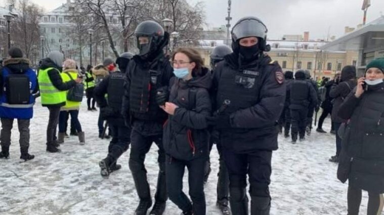 У Росії поліція жорстоко затримує учасників акцій на підтримку Навального – відео