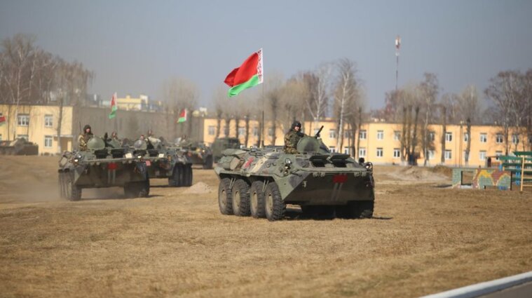 Беларусь разместила деревянные муляжи танков у границы с Украиной