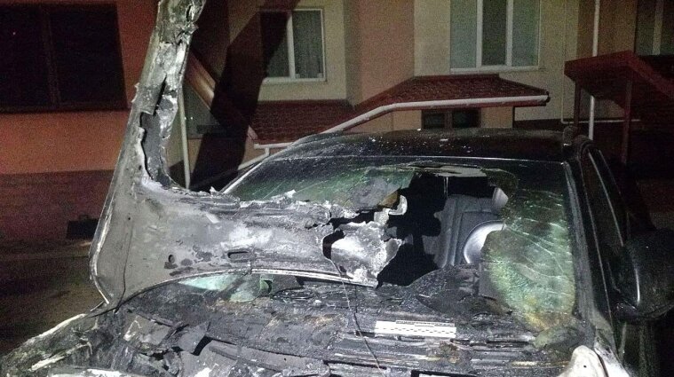 В Ровно подожгли автомобиль депутата - фото