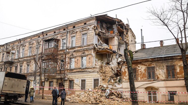 Обвал стены трехэтажного жилого дома в Одессе - фото
