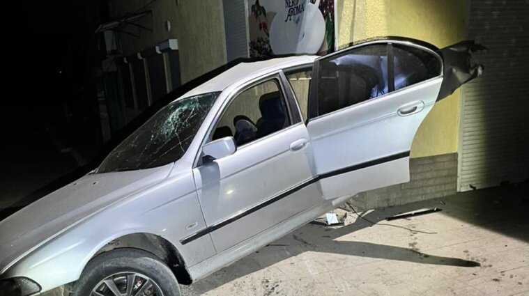 П'яний водій легковика в'їхав у будинок на Одещині: є загиблий (фото)